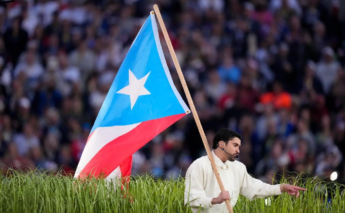 Bad Bunny con la bandera de Puerto Rico en el Super Bowl. (AP)