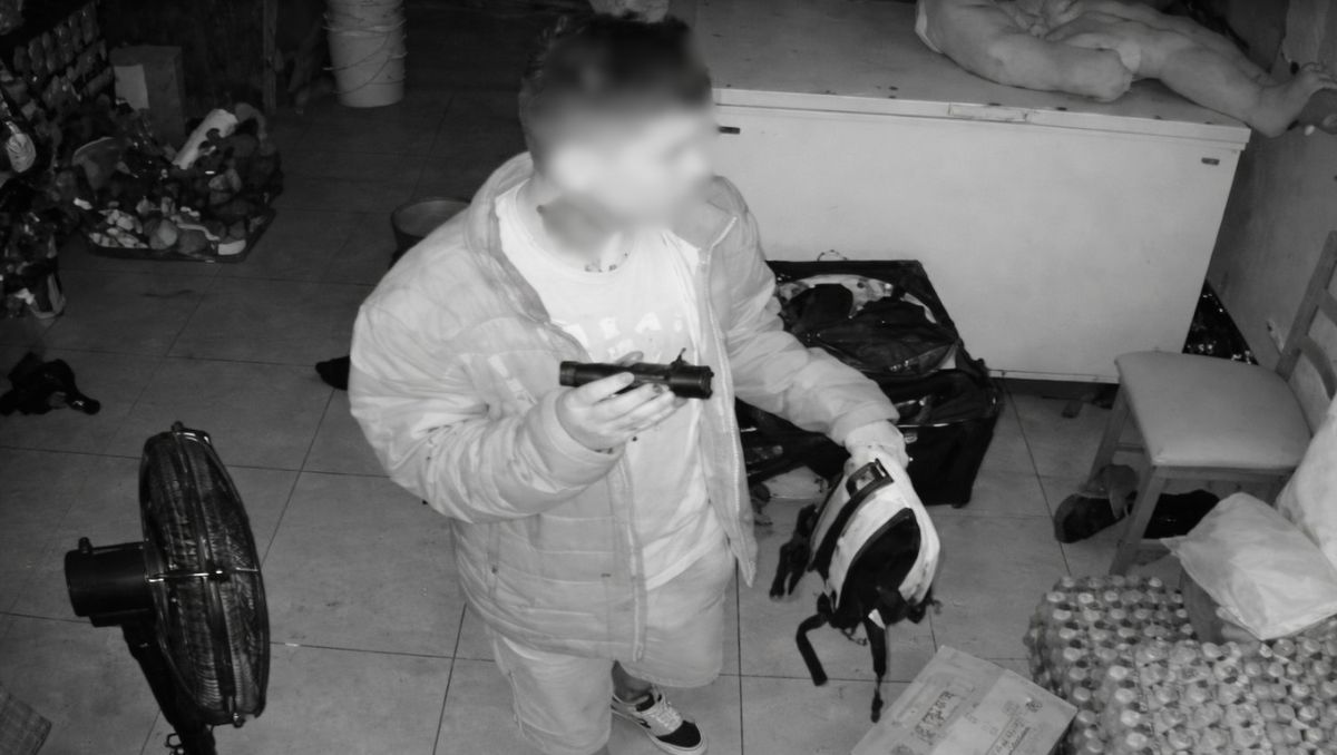 Cámaras de seguridad del restaurante captaron al hombre robando el equipo. | Especial