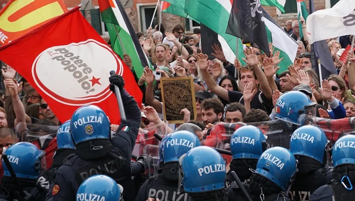 Los disturbios comenzaron cuando la marcha intentó romper el cordón policial. | EFE