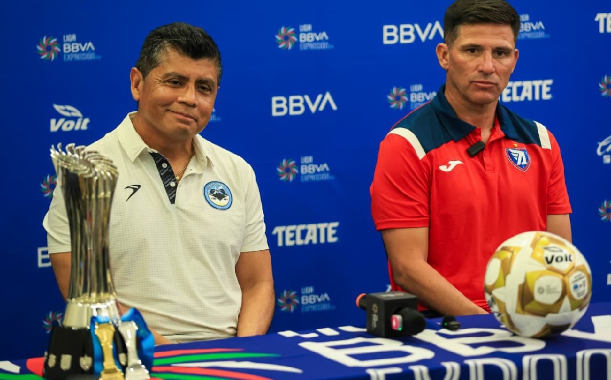 DT de la Jaiba Brava, Marco Antonio "Chima" Ruiz junto al DT de Tepatitlán, Gabriel Pereyra. | Cortesía