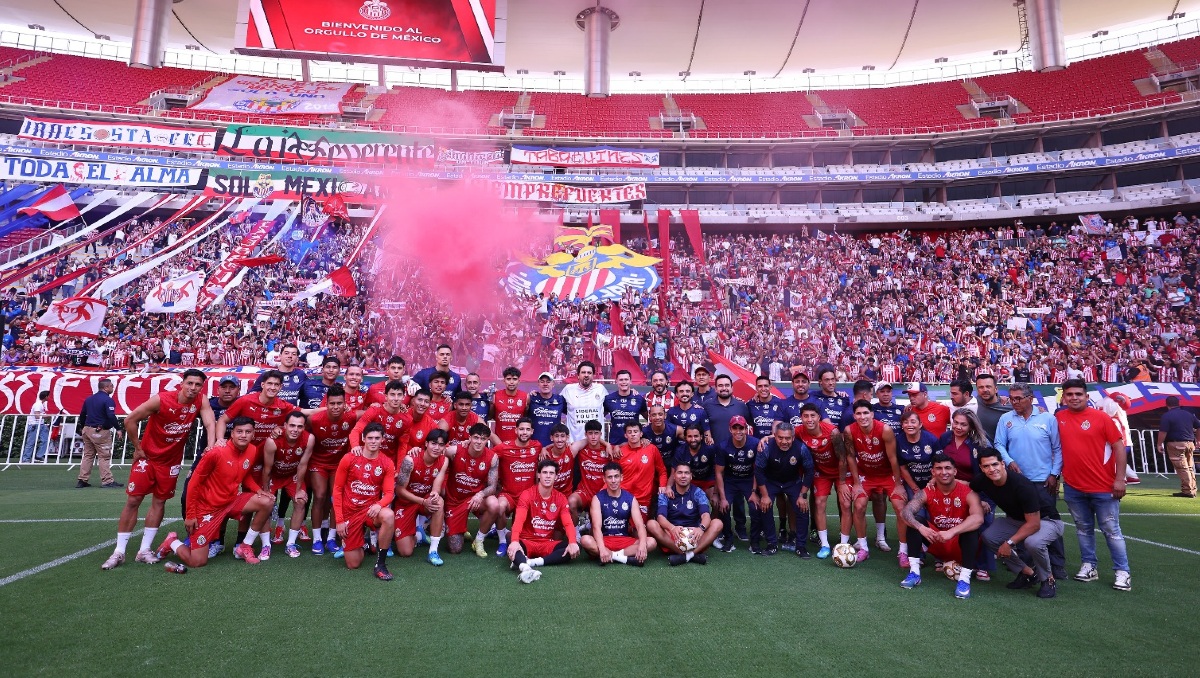 Equipo y afición de Chivas se unen previo a la vuelta ante Tigres mediante banderazo (Foto: Cortesía Chivas)
