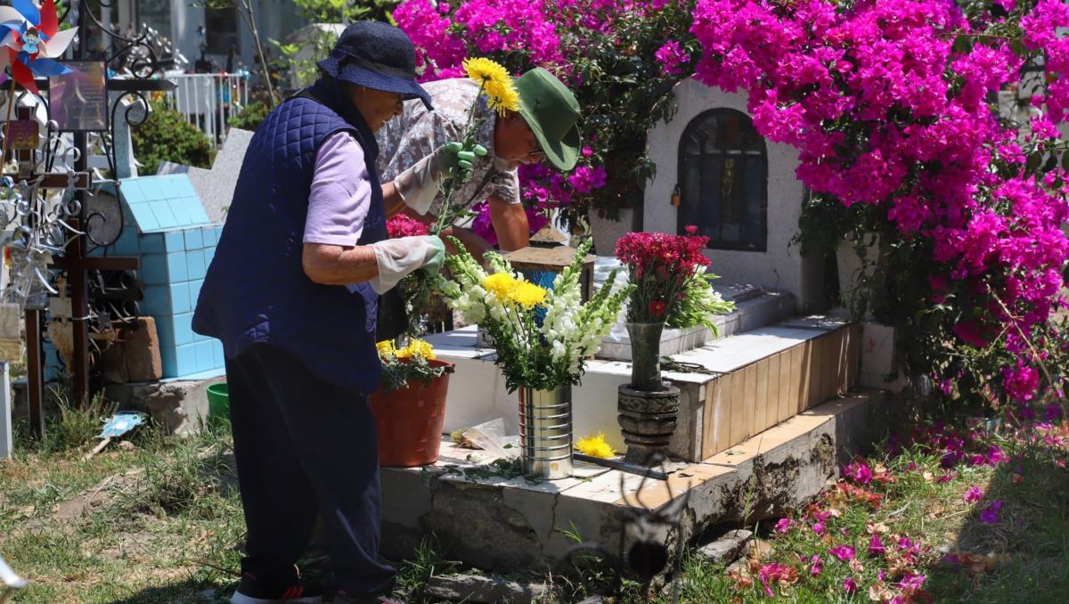 Familias visitan a sus madres en el Panteón Municipal de Puebla | Melanie Torres
