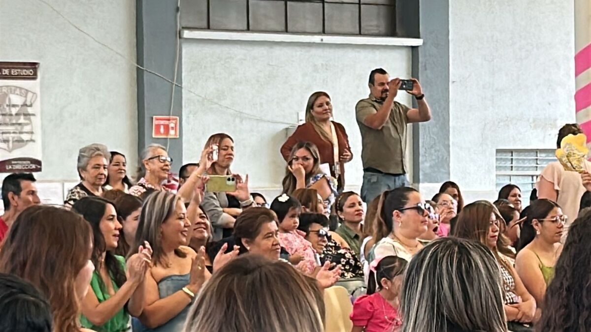 Festivales por el Día de las madres llenan escuelas con bailes y flores. | Rocío Hernández