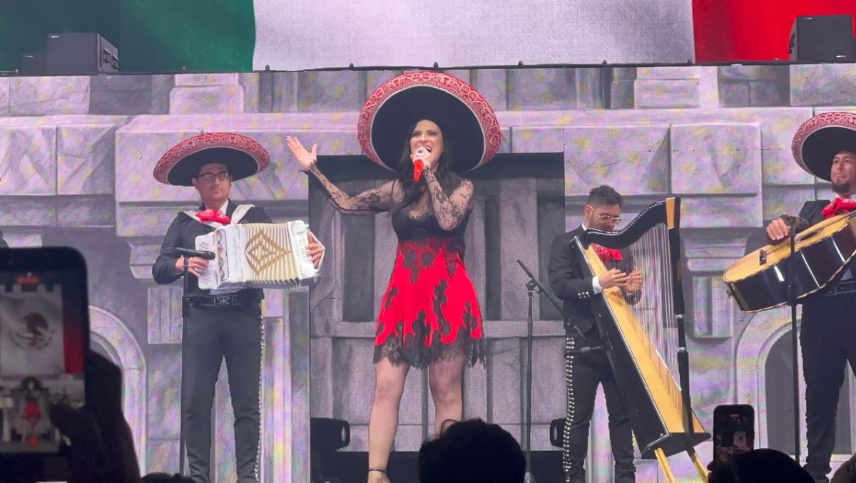 La italiana interpretó “Amor eterno” acompañada del Mariachi Tecalitlán. Especial