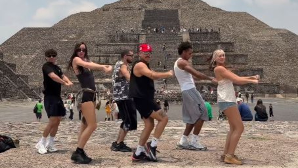 Los bailarines de BTS haciendo su coreografía. | Captura