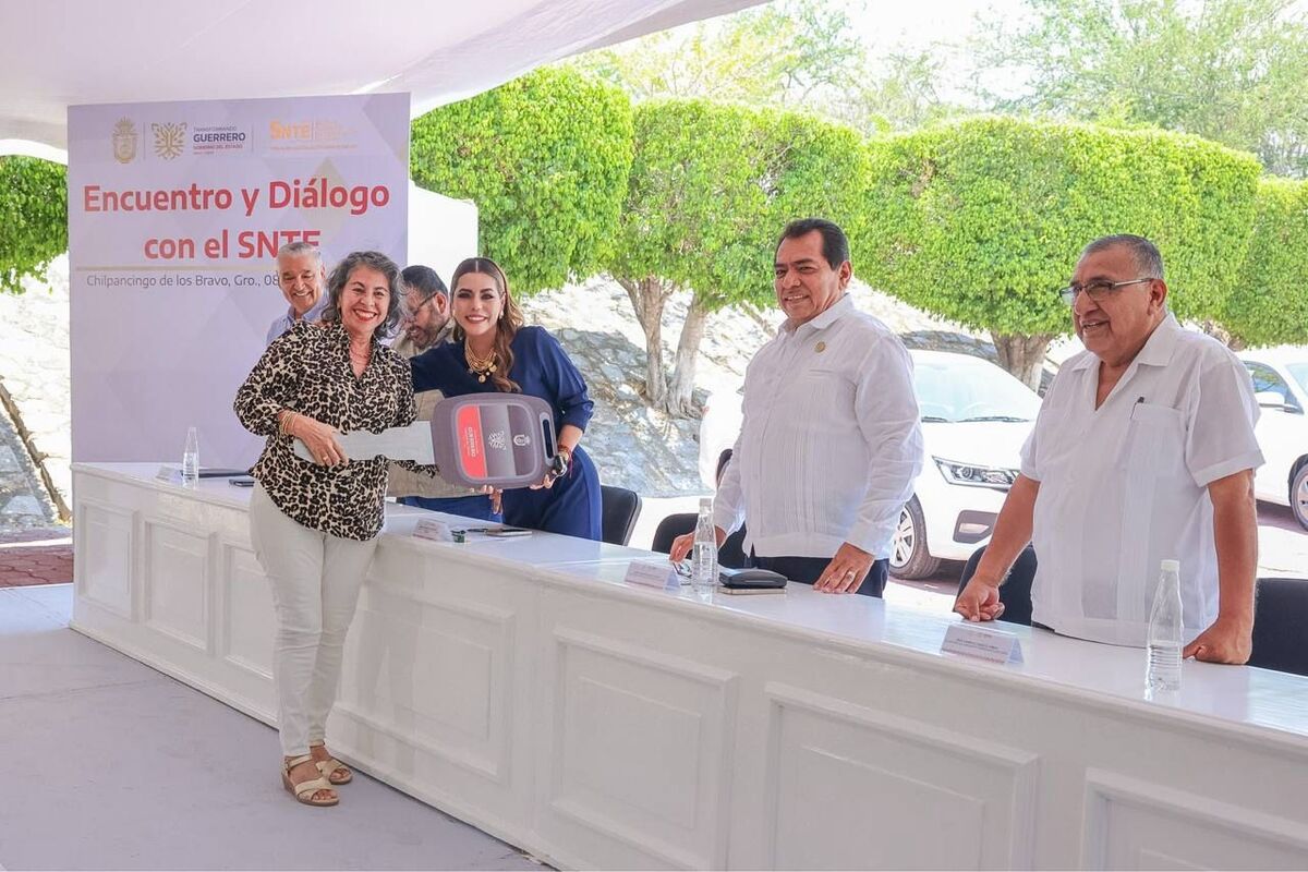 La mandataria reconoció a respetables agentes de la educación durante el evento. | Foto: Especial