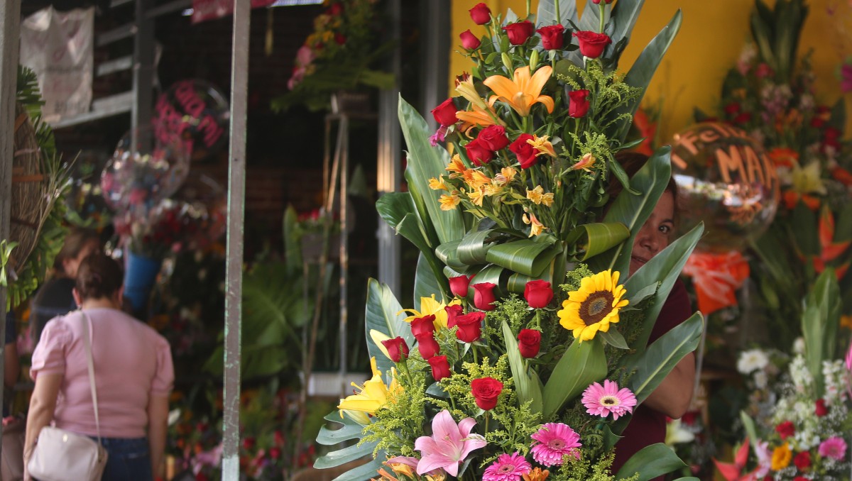 Ramos y docenas de flores se ofrecen en locales de Guadalajara; aquí los lugares y precios (Milenio)