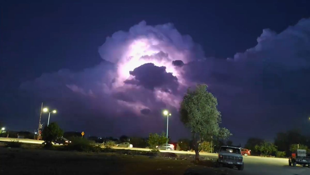 Algunos sampetrinos pudieron captar la sorprendente nube con sus teléfonos móviles. | Especial