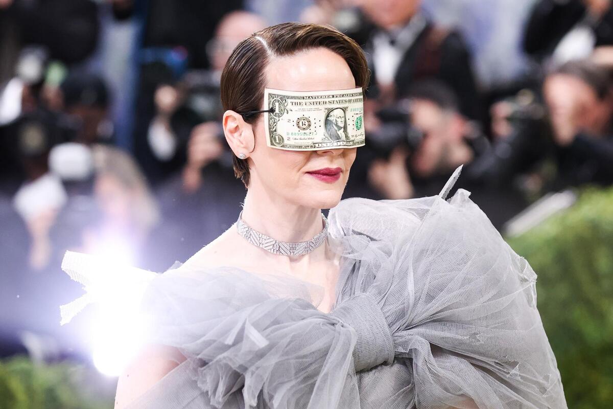 Sarah Paulson en la alfombra roja de la Met Gala 2026 usando un vestido de Matières Fécales. | Foto: EFE/EPA/Sarah Yensel