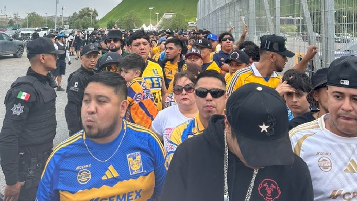 Barra de Tigres no puede entrar a Estadio Akron para partido ante Chivas (Roberto Flores)