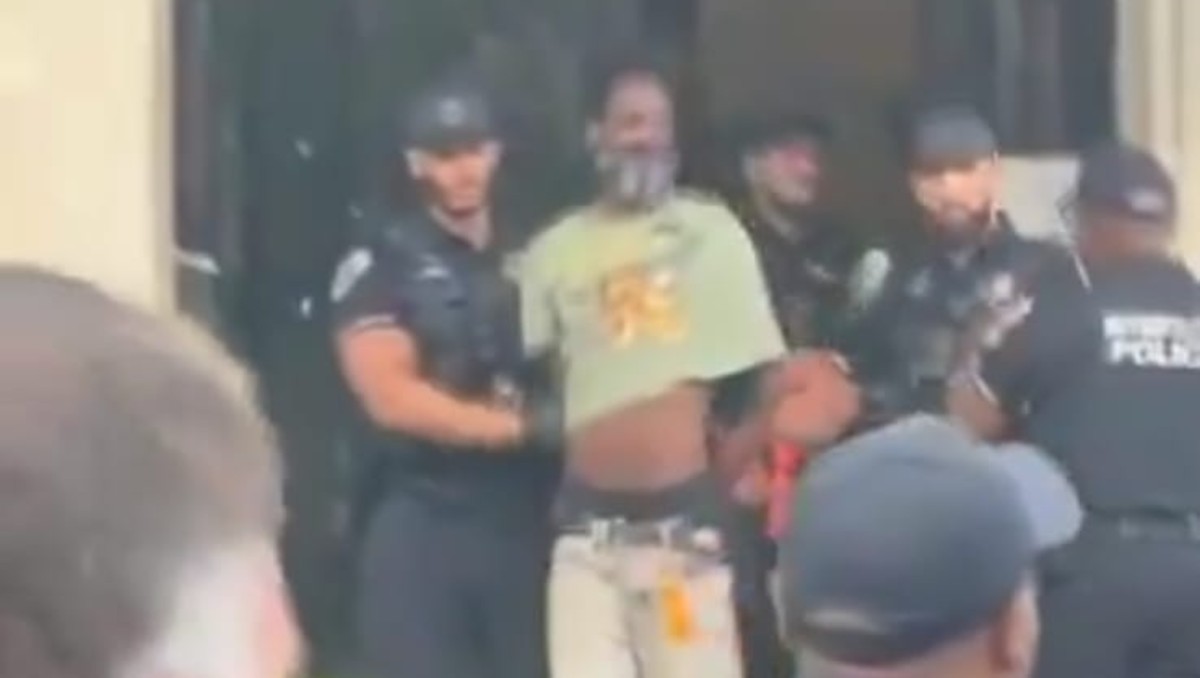 El implicado fue detenido por elementos policiales | Foto: @emoctezumab