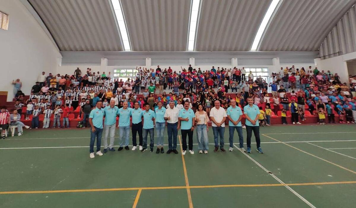 Leyendas del Tri y empresarios "se ponen la camiseta" por el futbol en Veracruz. | Foto: Fluvio Cesar Martínez