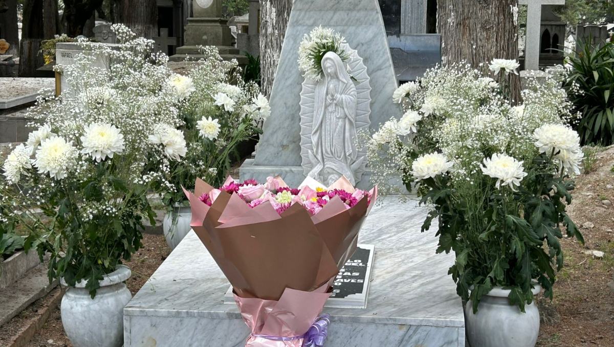 El Día de las Madres reúne a familias entre tumbas y flores en el panteón La Soledad de Toluca. Foto: Especial