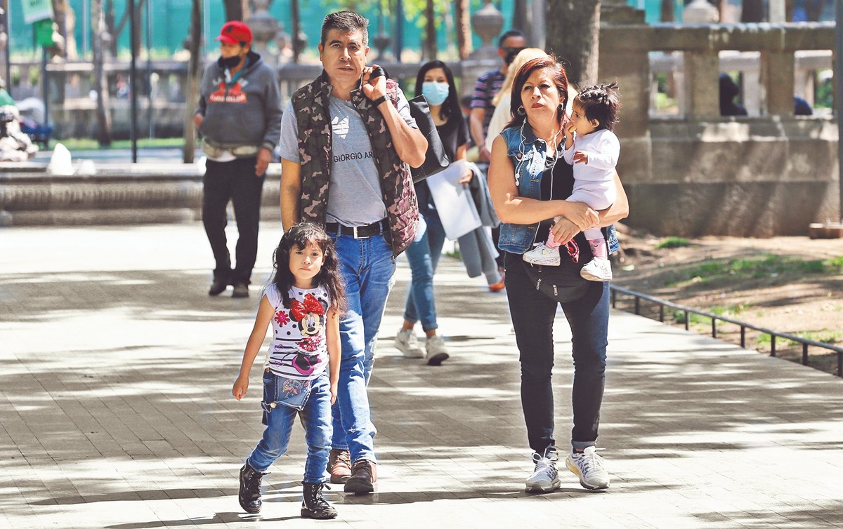 Las mamás dedican entre 35 y 38 horas semanales al cuidado de los hijos y al hogar. Javier Ríos
