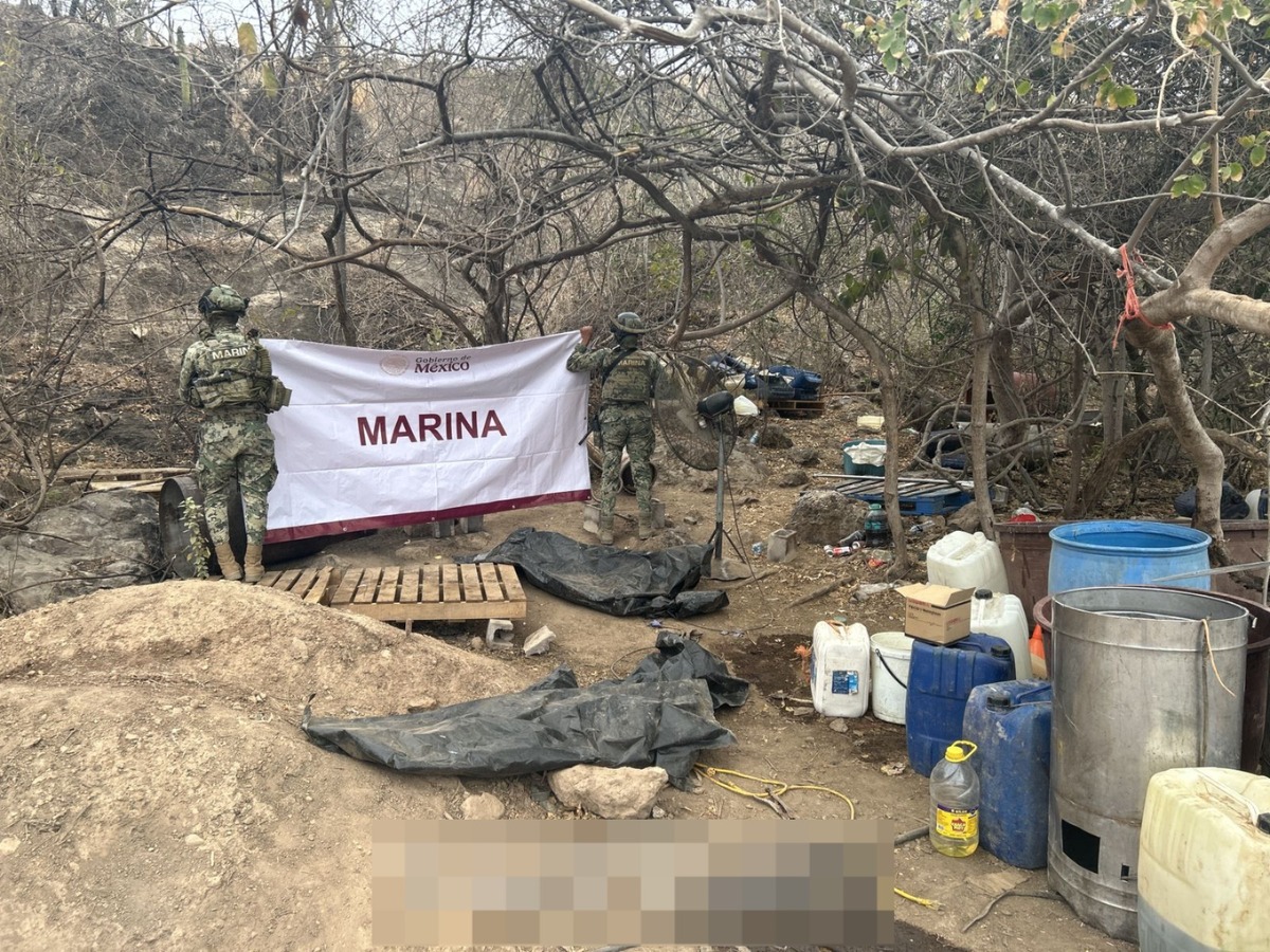 Un operativo de la Semar concluyó con el desmantelamiento de un laboratorio clandestino en Sinaloa. | Foto: Especial