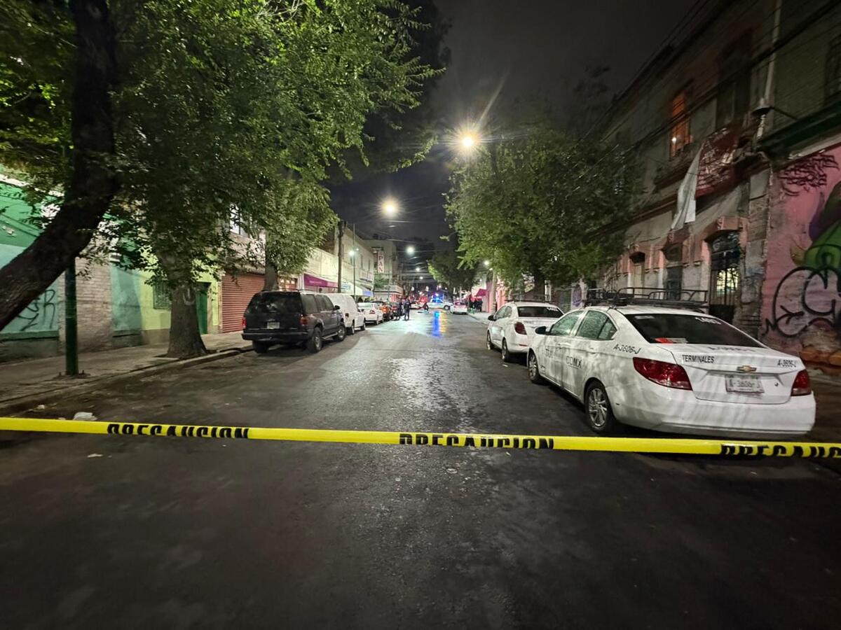 Policías capitalinos y peritos de la Fiscalía de CDMX resguardaron la zona. | Enrique Luna