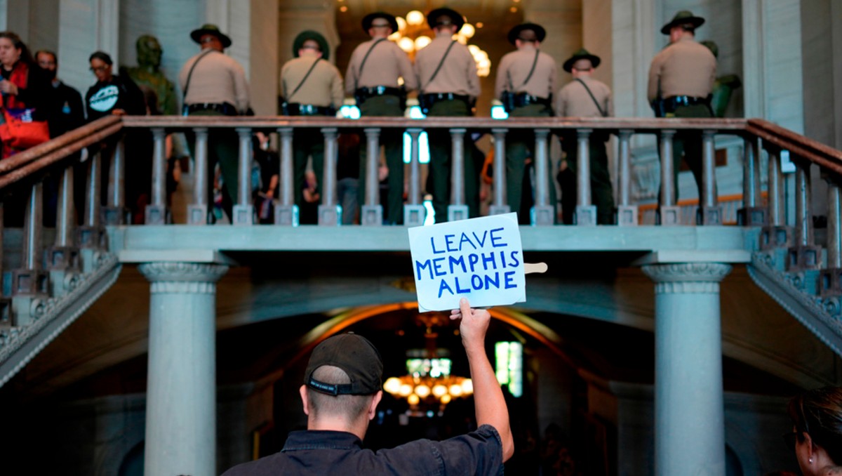 Protesta tras sesión de la Asamblea Legislativa del Tennessee para redistribuir los mapas parlamentarios | Foto: AP