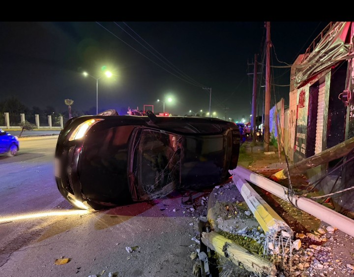 En Torreón, conductor resulta ileso tras volcar por exceso de velocidad. | Milenio Policía