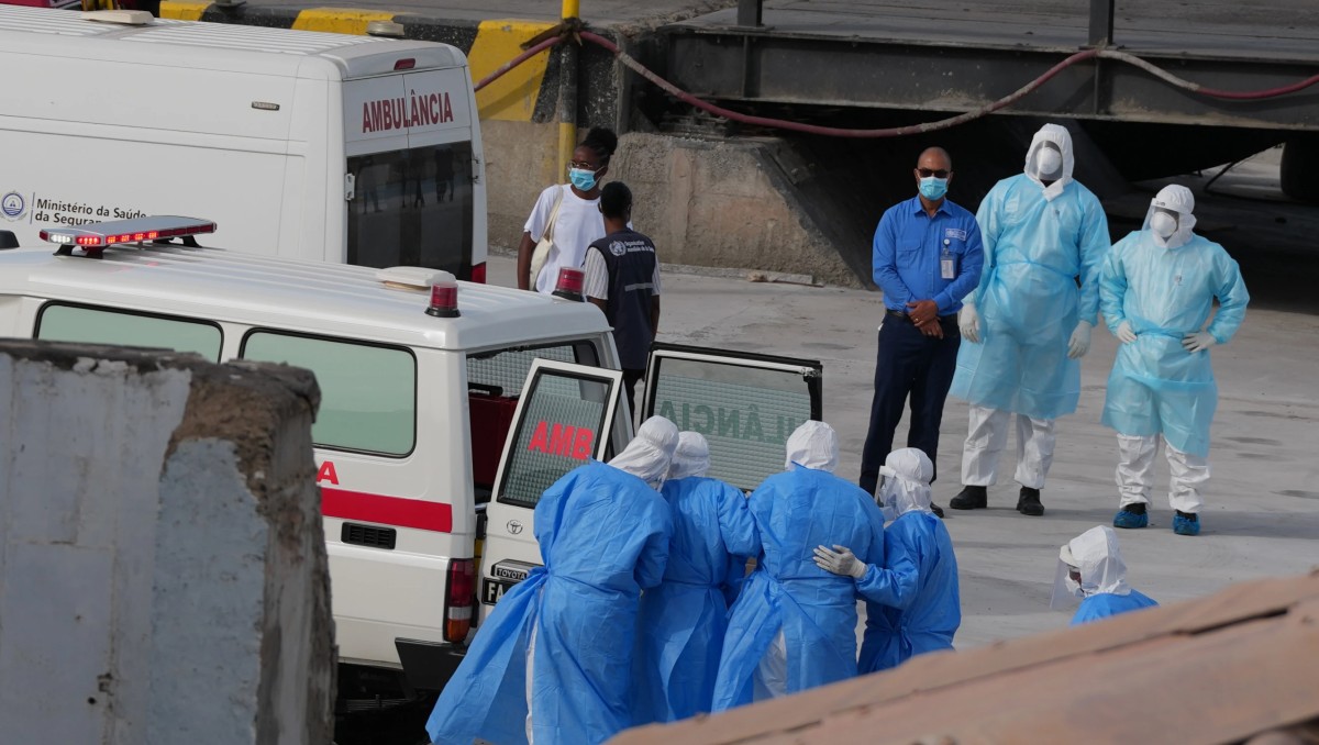 Trabajadores sanitarios con equipo de protección evacuan a pacientes del crucero MV Hondius. FOTO: AP