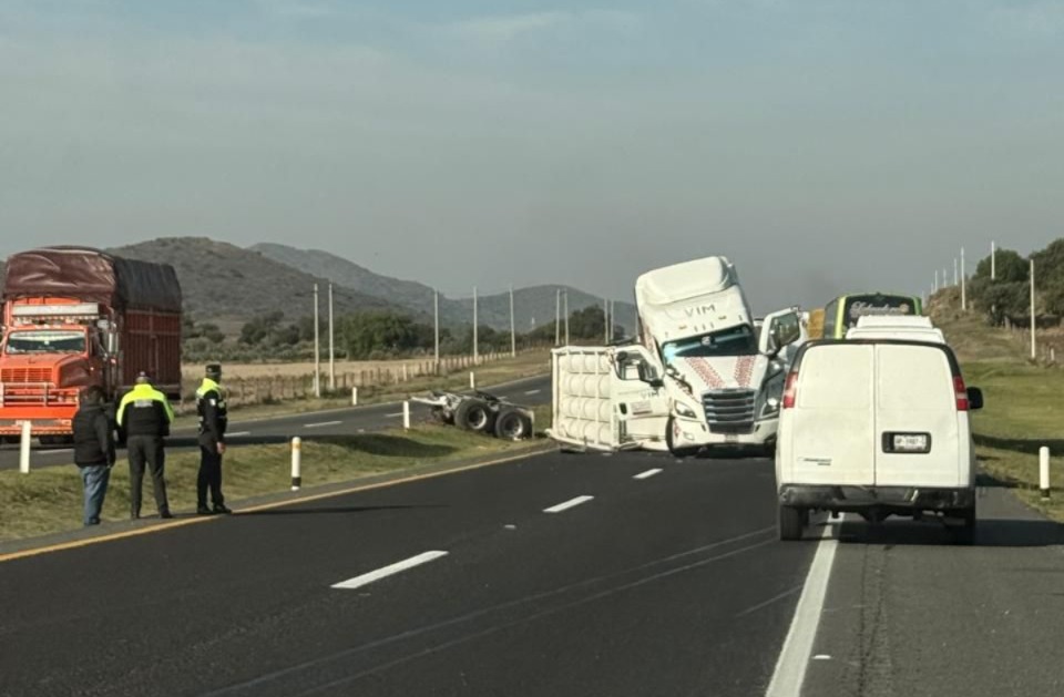 Volcadura de una pipa cargada con gas. (Cortesía)