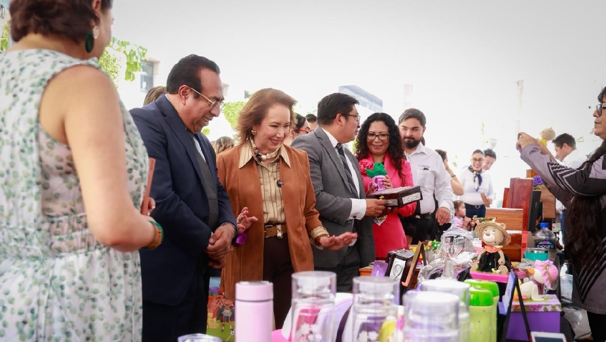 Yasmín Esquivel en el bazar de artesanías. | Especial