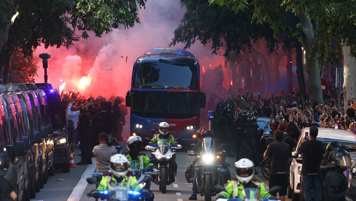 Aficionados del Barcelona lanzan piedras a autobús de su propio equipo al confundirlo con el de Real Madrid (Reuters)
