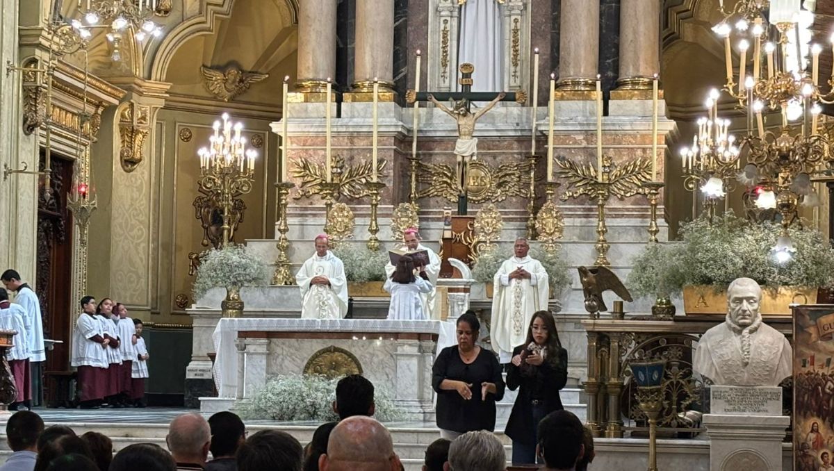 Arzobispo presenta a nuevos obispos auxiliare y ofrece misa por Día de las Madres