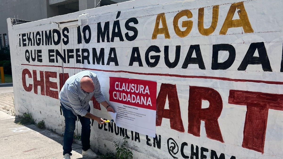 Asociaciones civiles clausuraron varias bardas con propaganda política en el AMG (Foto: Tony Martínez)