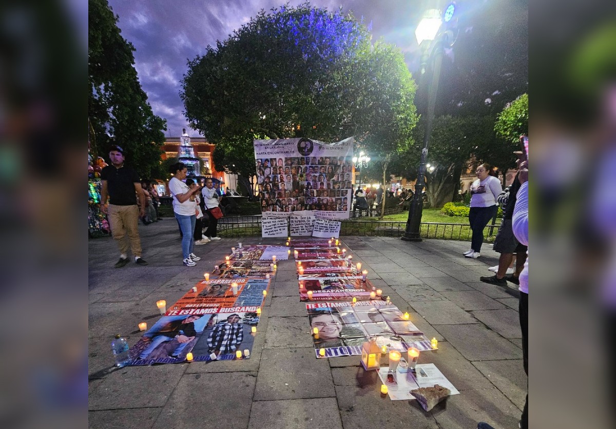 El colectivo encendió veladoras y colocó fotografías de los desaparecidos | Especial