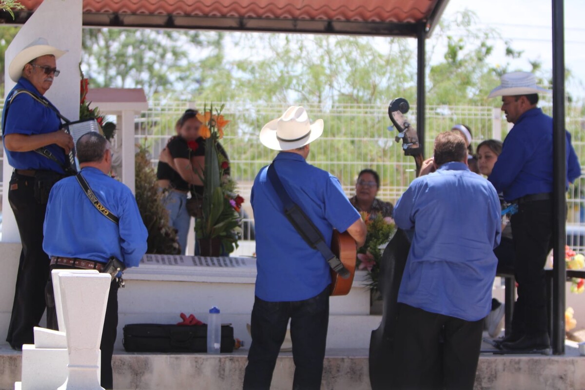 Con música algunos celebraron a las que ya no están presentes | Rolando Riestra