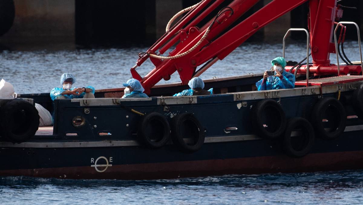 Desembarcan pasajeros del crucero con hantavirus. | Foto: AFP
