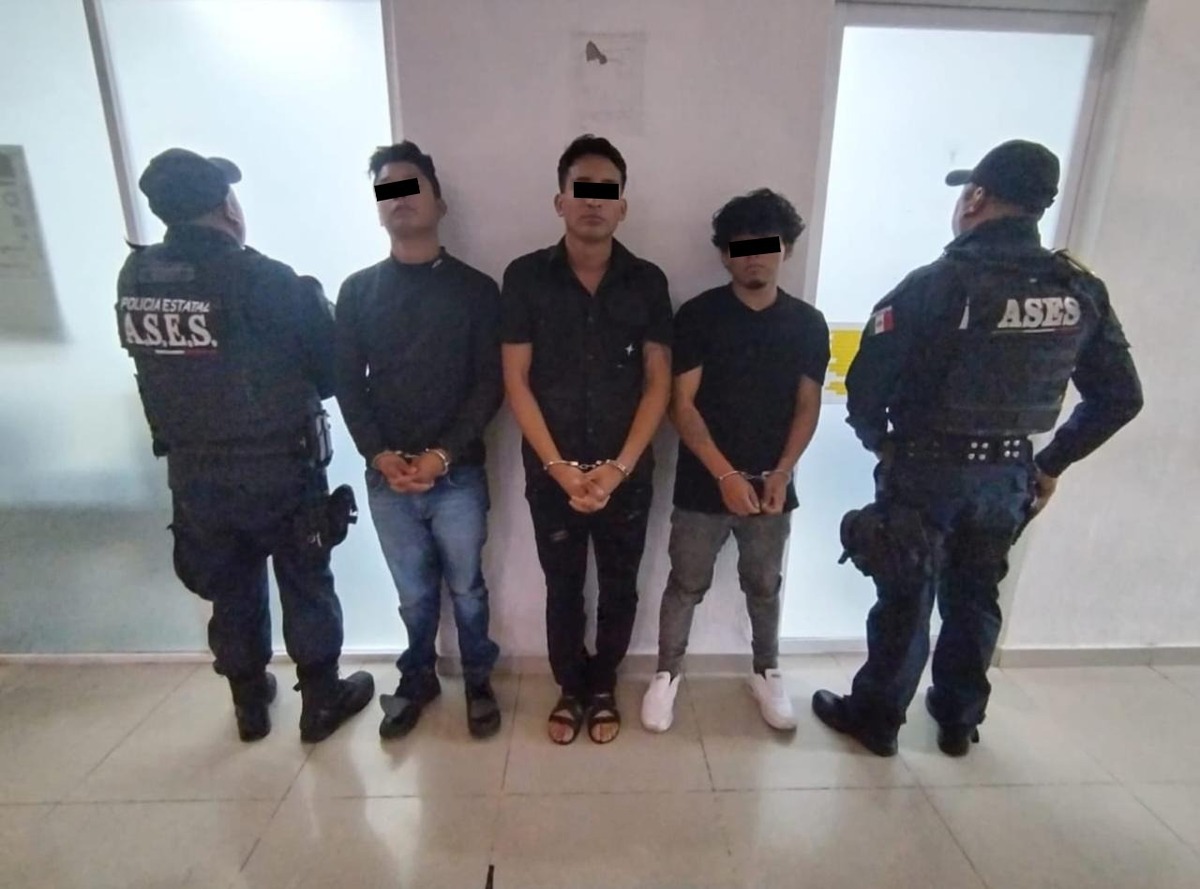 En el lugar fueron detenidos Daniel 'N' y Juan 'N', ambos de 25 años de edad, además de Cristóbal 'N', de 21 años. | Foto: Especial