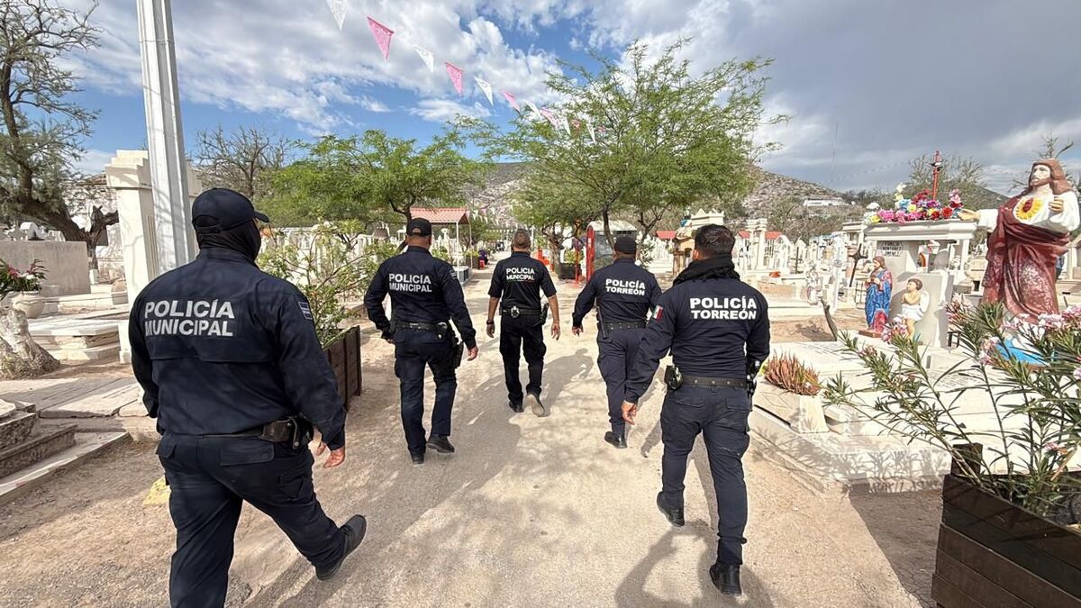 Más de 200 elementos de la Policía Municipal fueron desplegados en los distintos cementerios de Torreón.| Especial.