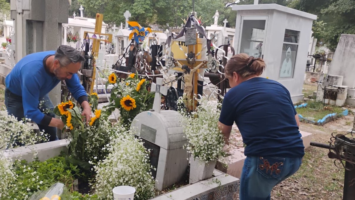 Familias visitan a mamá en el Panteón Municipal de Puebla | Nancy Camacho