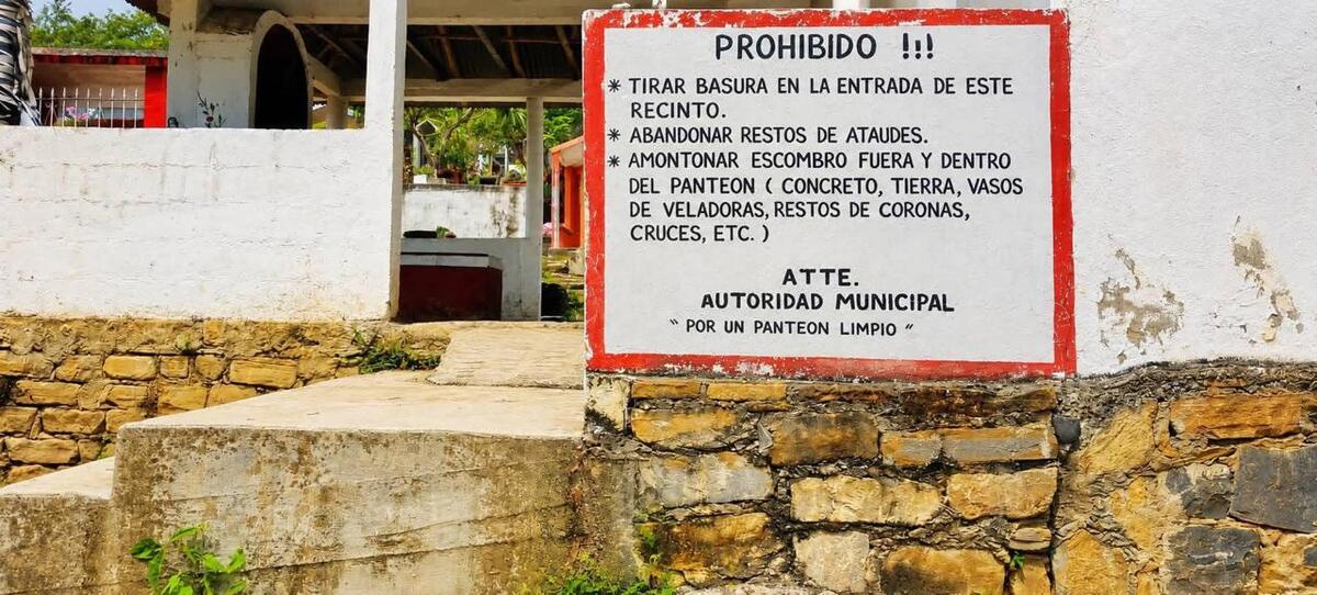 Familias visitan el panteón para recordar a madres fallecidas en su día