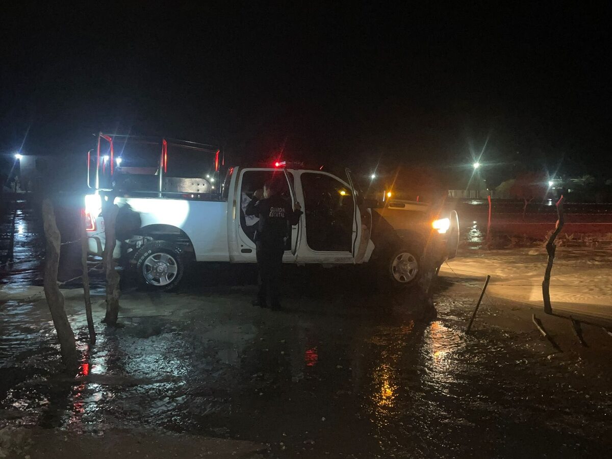 Guardia Estatal rescata a personas atrapadas por inundación en Tula