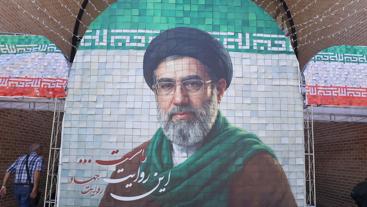 Mosaico del actual líder de Irán en la entrada del metro de Teherán. | AFP