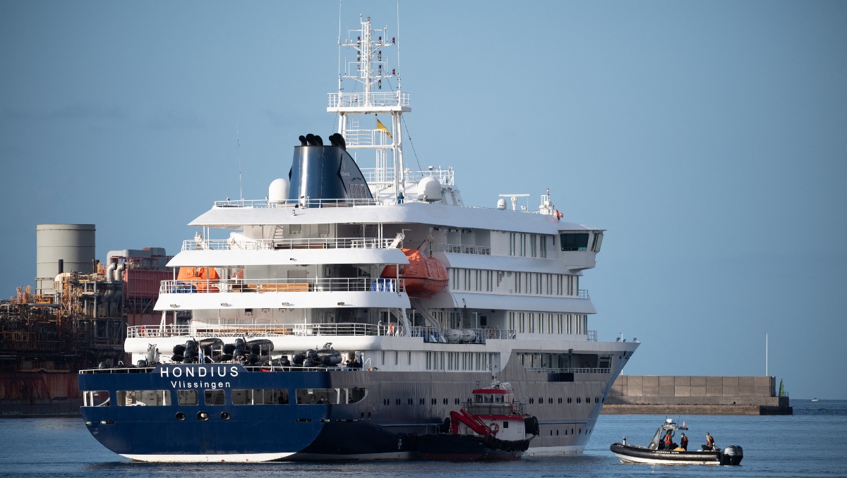 Los pasajeros son trasladados en barco al puerto industrial de Granadilla de Abona. | AFP