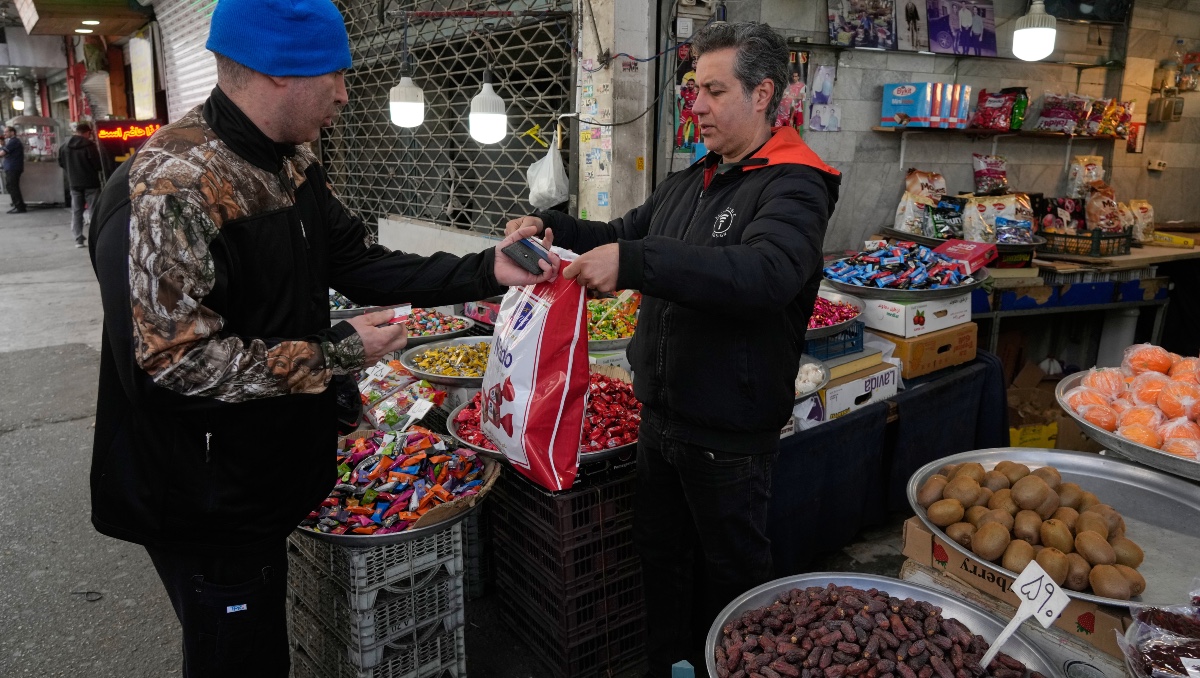 Personas realizan sus actividades comerciales en los alrededores del tradicional Gran Bazar de Teherán, Irán. | AP