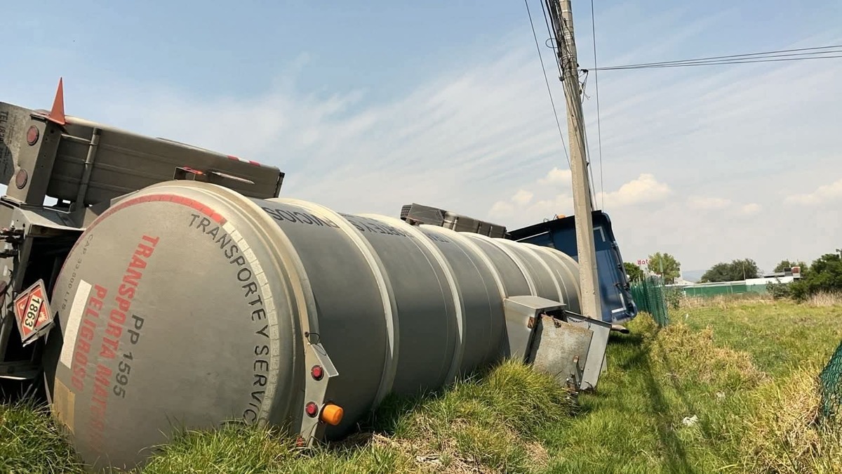 Pipa cargada con turbosina vuelca en Hidalgo