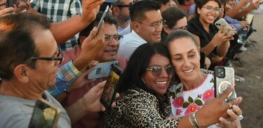 La presidenta Claudia Sheinbaum celebró el Día de las Madres en Ciudad Obregón, Sonora, donde entregó tarjetas de la Pensión Mujeres Bienestar