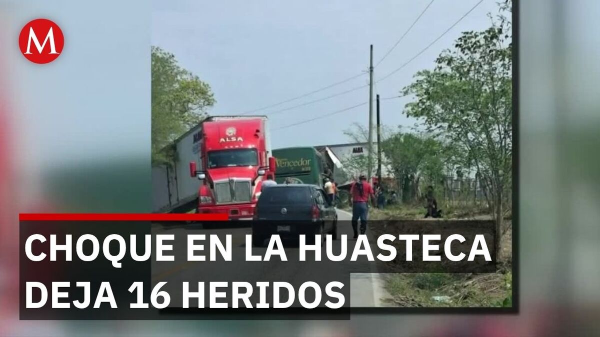Tráiler invade carril y destroza autobús en San Luis