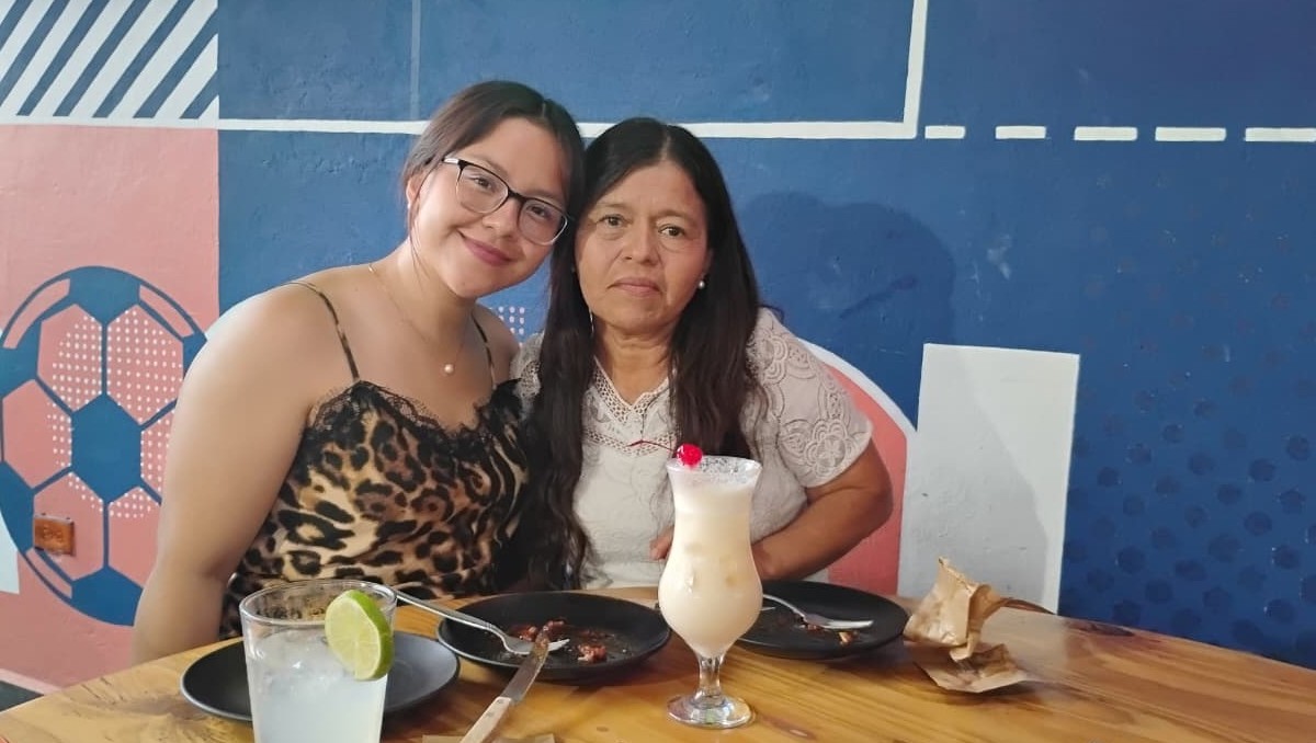 Yazmín Alvarado y su mamá Josefina Gutiérrez Castillo, disfrutaron de una comida especial en Milán Tojos FC | Nancy Camacho