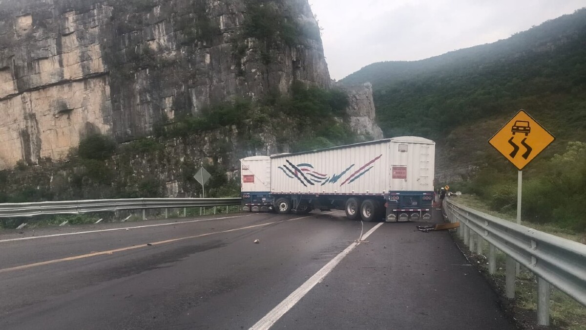 Accidente de tráiler en carretera Rumbo Nuevo en Tamaulipas