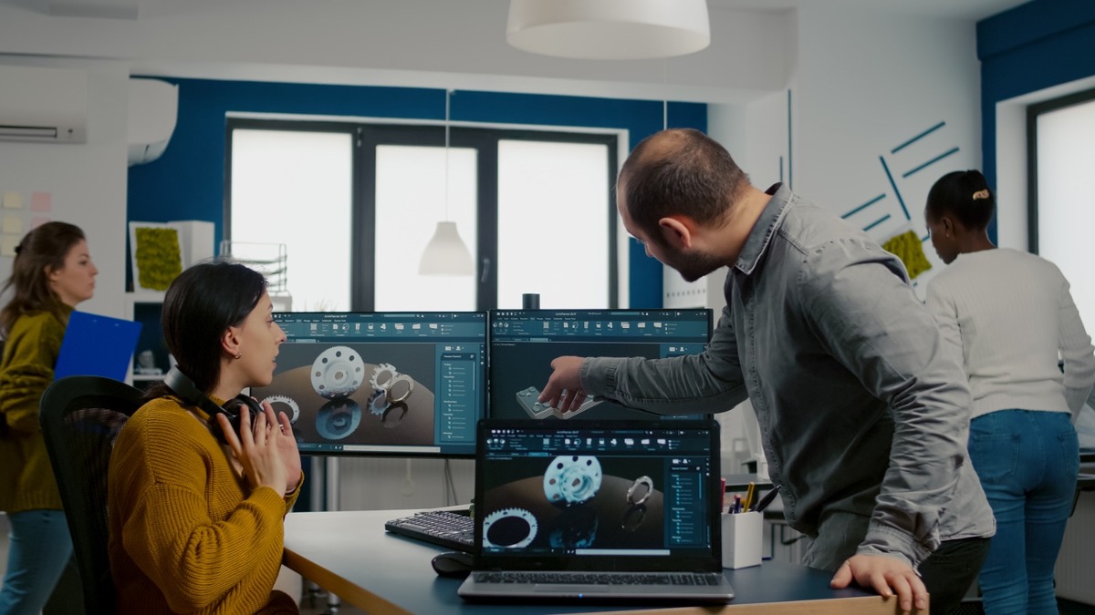 Áreas tecnológicas, como la Inteligencia Artificial o los Centros de Datos, sufren de la misma falta de profesionistas capacitados. Foto: Freepik.