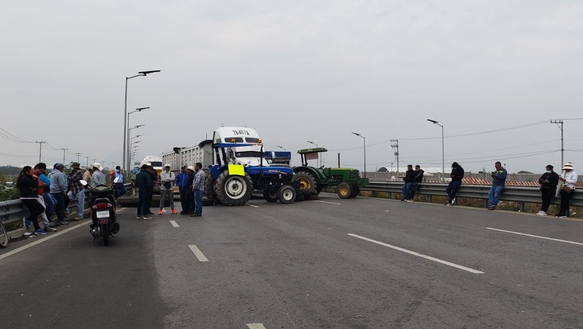 Bloqueo en Tonanitla afecta accesos al AIFA. | Especial