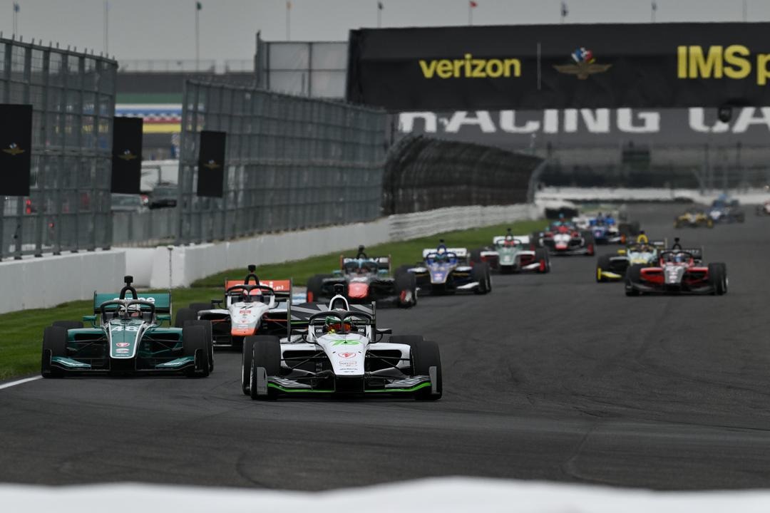 En la primera carrera los problemas mecánicos de su monoplaza obligaron  al mexicano a abandonar la competencia. (Cortesía)