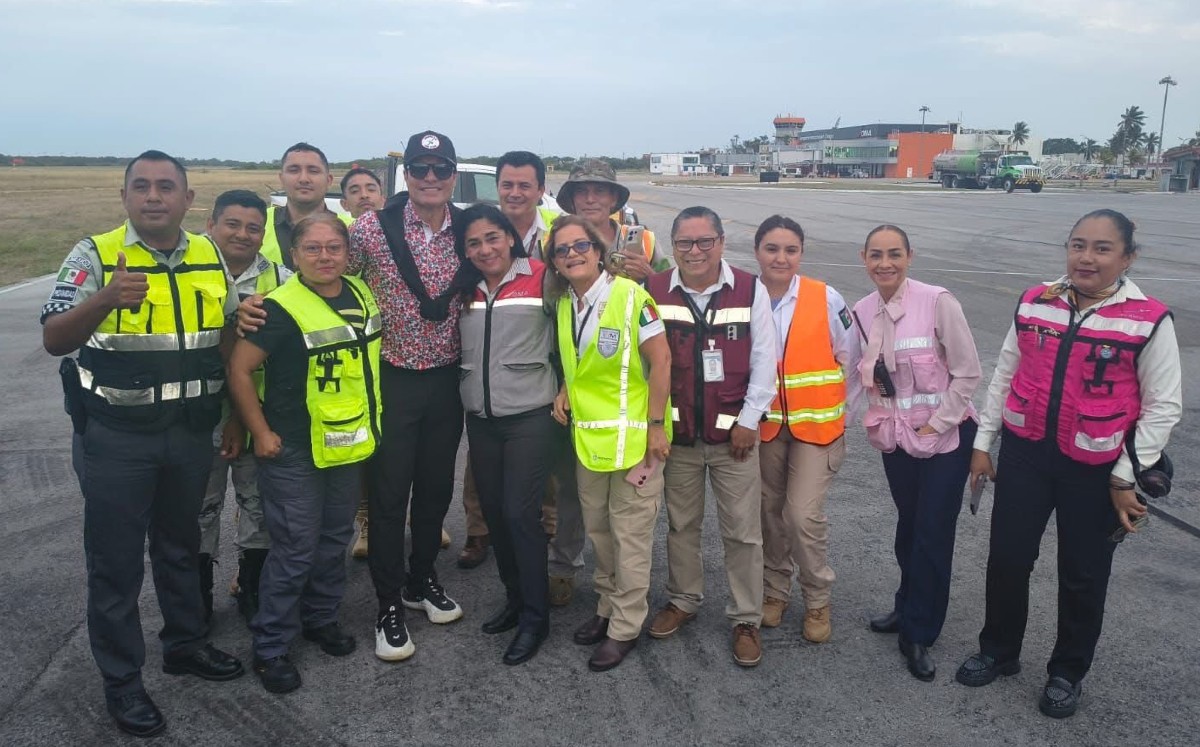 Chayanne junto al personal del Aeropuerto Internacional de Tampico previo a su concierto este 12 de mayo. | David Hernández