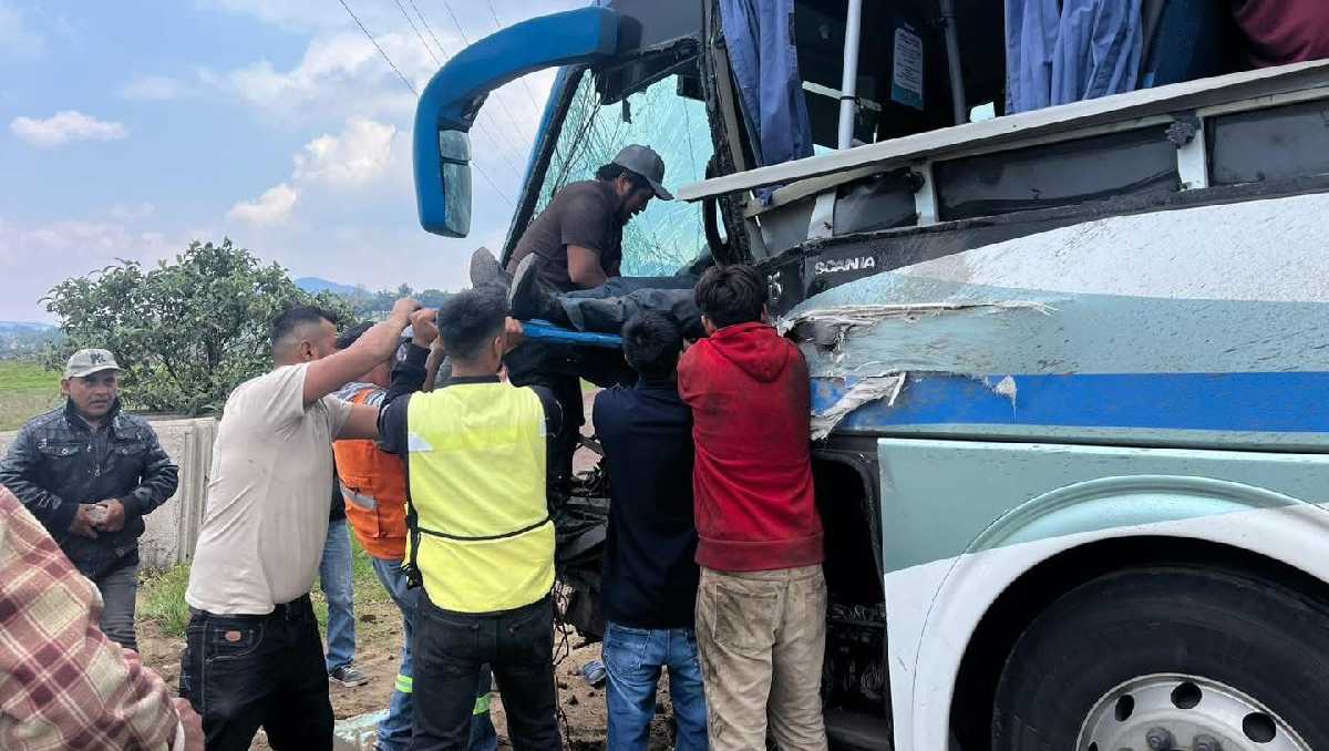 El chofer del autobús siniestrado solicitó auxilio tras quedar atrapado en el vehículo. | Foto: Especial