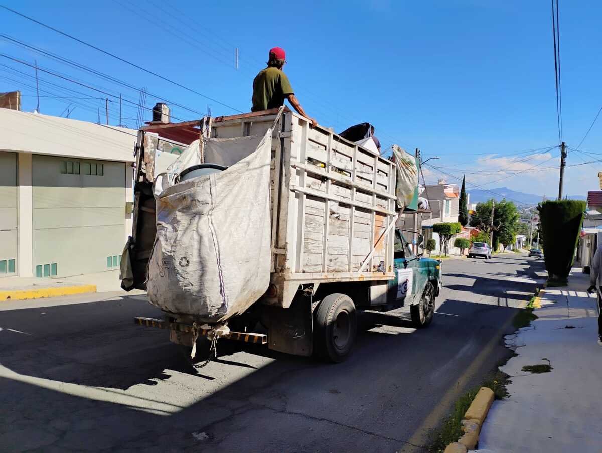 Circulan alrededor de 60 camionetas particulares recolectoras de basura en Pachuca, deben operar bajo concesión. (Alejandro Reyes)